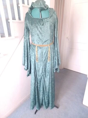 Vestido renacentista verde hecho a mano mangas acampanadas y falda con cinturón de cuentas Foto 1 de 4