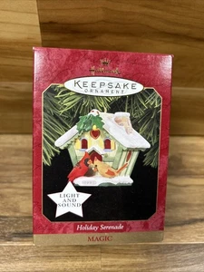 Serenata de vacaciones Birdhouse sello recuerdo adorno luz y sonido magia 1997 - Imagen 1 de 5