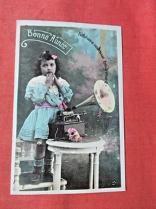 CHICA Y FONÓGRAFO GRAMÓFONO FOTO POSTAL VINTAGE --A 3 - Imagen 1 de 3