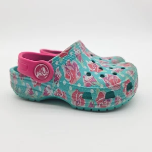 Zoccoli in gomma verde acqua Crocs bambini taglia 6 rose floreali scarpe slip on - Foto 1 di 7