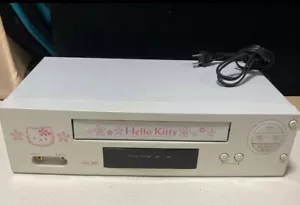 HELLO KITTY SANRIO VHS VCR FUNAI FV-N77SR sin mando a distancia 2004 Japón funciona - Imagen 1 de 3