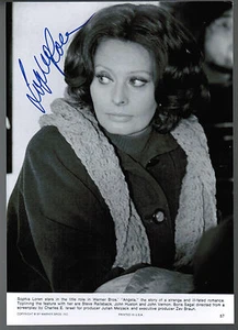 SOPHIA LOREN ORIGINAL SIGNED AUTOGRAPH PRESS PHOTO PSA/DNA COA - Picture 1 of 1