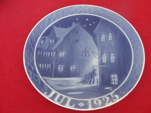 1925 ROYAL COPENHAGEN CHRISTMAS PLATE OLD HOUSE - Picture 1 of 2