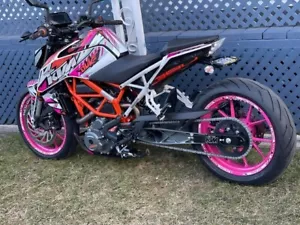 DUKE 390 2017 - 2021 Supermoto SEMI CUSTOM GRAPHICS KIT CROWE PINK - Picture 1 of 3