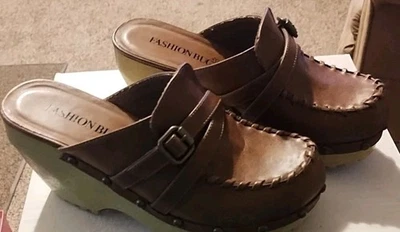 Zuecos de cuero marrón vintage de moda Bug de los años 90 talla 7 mulas de plataforma con tachuelas de madera  Foto 1 de 4