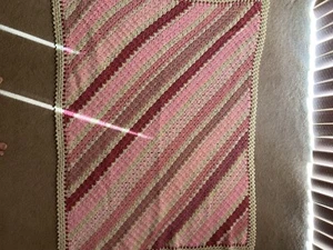 Weiche gehäkelte Decke Afghan Pastell Rosa Fischgrät ca. 48" x 55" - Bild 1 von 4