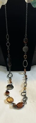 "Hoguera" Lia Sophia cadena gris metalizado, cuentas estacionadas marrón y ámbar de 40"" de largo" Foto 1 de 4
