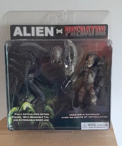 NECA Aliens Vs Predator Exclusive 2 Pack PVC Action Figures - Picture 1 of 8