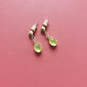 Silver tone drop dangle earrings green oval pierced studs pre-owned 2.5cm - Picture 1 of 2