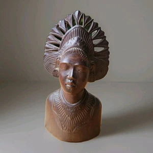 Busto de arte popular campana de madera tallada a mano indonesia de 6,5" de colección con tocado Bali - Imagen 1 de 6