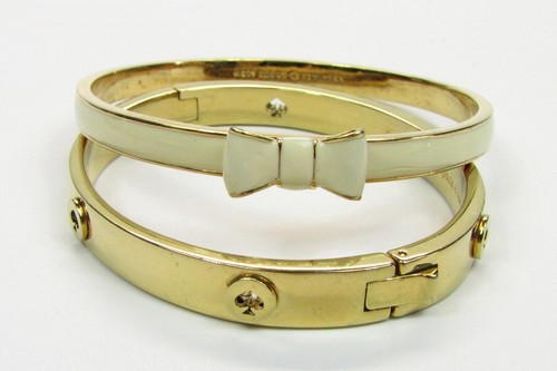 2 bracciali Kate Spade 7" tono oro e 7 3 4" fiocco smaltato
