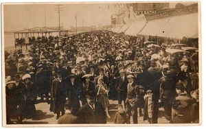 Atlantic City, NJ New Jersey 1910 RPPC Postcard, Big Crowd on the Boardwalk (2) - Imagen 1 de 2
