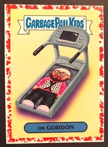 2017 Topps GPK Garbage Pail Kids Serie 2 Bandas de Batalla #9a OK GORDON ROJO 69/75 - Imagen 1 de 1