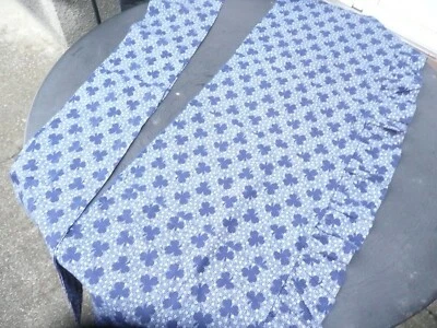 tissu ancien vintage  en coton à décors de fleurs et de feuilles de trèfle - Photo 1/4