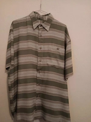 Camisa Marques Studio, Para Hombre Talla Mediana Rayón Corta Slv Botones Bolsillos Verdes Foto 1 de 4