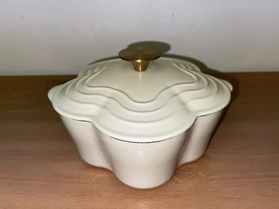 Smith & Clark Ironworks Dutch Oven 2.2 Qt Enameled Cast Iron Flower Cream NEW - Image 1 of 4