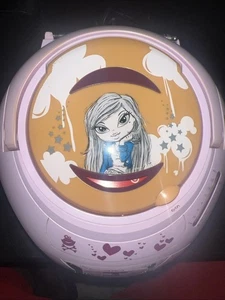 SOLO PEZZI DI RICAMBIO Bratz Radio Portatile AM/FM Lettore CD Boombox Funziona Ma Ha Bisogno di Fissaggio - Foto 1 di 8