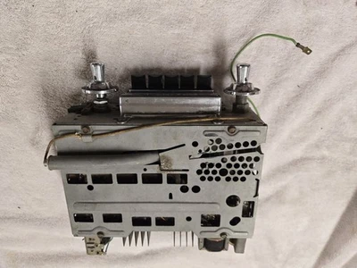 1960 OLDSMOBILE RADIO 1960 OLDSMOBILE AM PUSH BUTTON RADIO GM 1960 OLDSMOBILE - Image 1 of 4