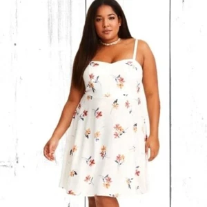 Abito Challis Torrid bianco floreale in 4 (26) - Foto 1 di 8