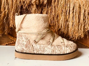 House of Harlow 1960 Sadie Ivory Shearling BN Alpine Ankle Boots Womens Size 9.5 - Picture 1 of 10