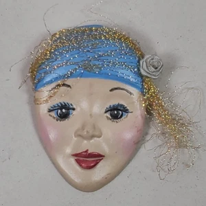 Vintage 1980er Zigeuner Keramik Frau Brosche Anstecknadel 2,25 Zoll blau Schal Halstuch - Bild 1 von 2