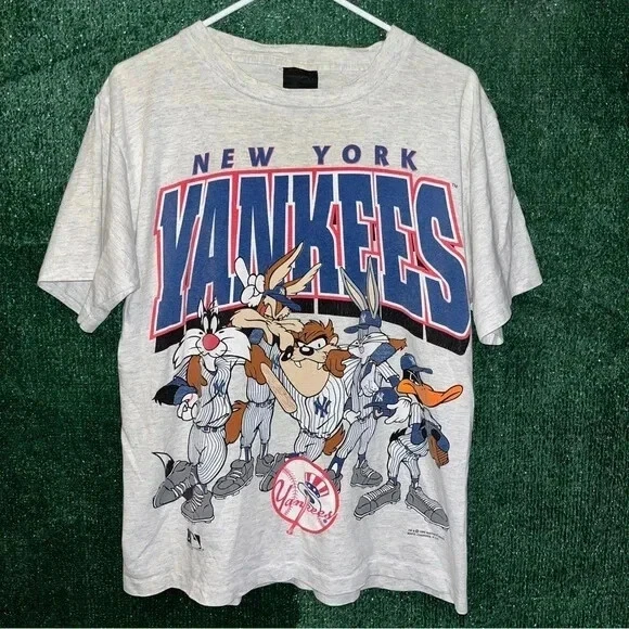 New York Yankees Vintage 90s Big Print Looney Tunes Gray Shirt  AN43455 - Image 1 of 1