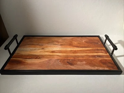 Bandeja grande de madera con marco y asas de metal negro Foto 1 de 4