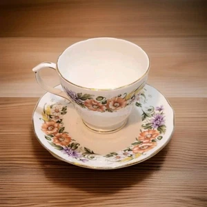 Taza de té y platillo floral de porcelana de hueso de duquesa Inglaterra - Imagen 1 de 2