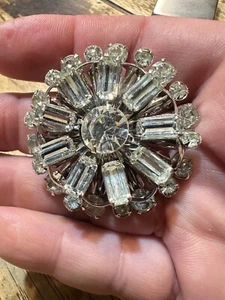 Broche de estrás apilado transparente remachado BEAU MCM sin firmar BEAU JEWELS 2"" - Imagen 1 de 11