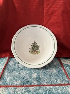 Pfaltzgraff "Christmas Heritage" 9 Inch Vegetable Bowl - Picture 1 of 3