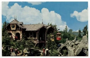 Postal de Disneyland Skyride a Swiss Chalet entre Tomorrowland y Fantasyland - Imagen 1 de 2
