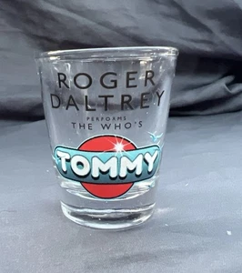 Roger Daltry interprète le Who's Tommy shot verre souvenir de la tournée 2011 - Photo 1/5