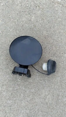 Puerta de llenado de combustible Kia Rondo 2007-2012 con tapa de gasolina OEM pintada negra Foto 1 de 2