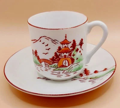 Taza y platillo japonés vintage Demitasse pagoda/montañas paisaje pintado a mano Foto 1 de 4