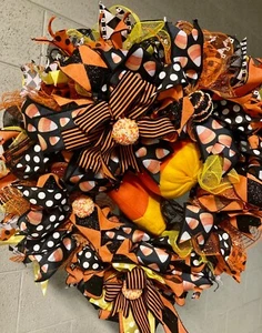 Guirnalda decorativa de Halloween "Candy Corn Fun" lunares negros/naranja - ¡HECHA A MANO! 27x27x7 - Imagen 1 de 8