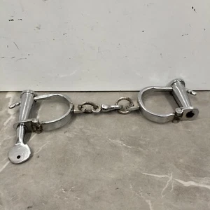 ARMY POLICE WWII WW2 MILITARY HANDCUFFS HEAVY DUTY HAND CUFFS FILM THEATRE PROP - Picture 1 of 3