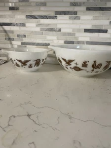 Vintage PYREX set di 2 ciotole di miscelazione rare Cenerentola Early American Brown 441 443 - Foto 1 di 8