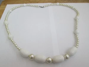 COLLANA IN CORDA CON GRANDI PERLE COLOR BIANCO E AVORIO. - Foto 1 di 3