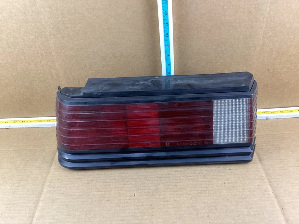 Conjunto de luz trasera izquierda del lado del conductor Chrysler 1984-1986 láser Foto 1 de 4