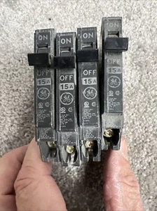 4 NEW OLD STOCK GE General Electric THQP115 dünne 15-Amp 1-polig 120 VAC Unterbrecher - Bild 1 von 4