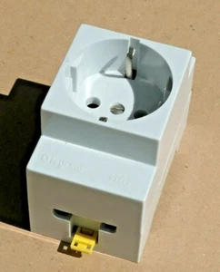 Legrand Schaltschranksteckdose 03240 Einbausteckdose für Verteiler - Picture 1 of 2
