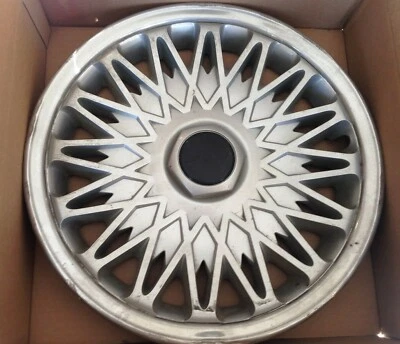 Vintage Hubcap: 1993-1994-1995 CHRYSLER Concorde, New Yorker 15" P/N 4616242 - Image 1 of 4