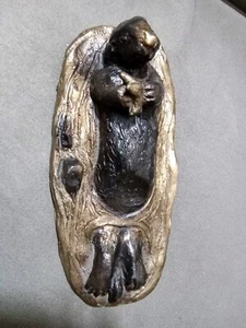 Nutria marina de bronce firmada por J. Stephenson sosteniendo una estrella de mar de 7" de largo × 3" de ancho - Imagen 1 de 5