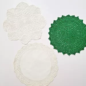 Lotto 3 centrini vintage all'uncinetto bianco verde con oro 9,5-11" Grannycore Farmhouse - Foto 1 di 7
