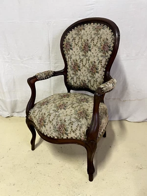 Fauteuil Louis Philippe en Noyer et en état correct - Photo 1/4