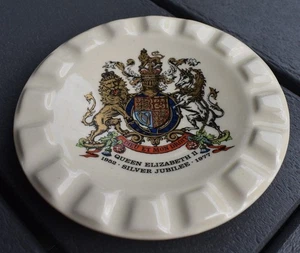 SOUVENIR Ashtray QUEEN ELIZABETH II 1952-SILVER JUBILEE-1977 BRIXHAM POTTERY - Picture 1 of 3