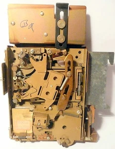 ROWE JUKEBOX R-80 Y R-80S: MECANISMO Y SOPORTE DE MONEDA en funcionamiento - Imagen 1 de 1