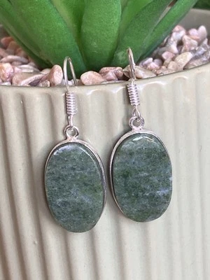 Pendientes colgantes de serafinita enchapados en plata de ley 925 verde ovalados hechos a mano boho Foto 1 de 3