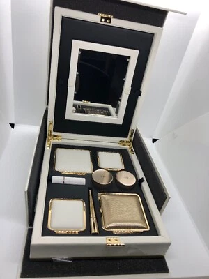 Victoria Beckham Estee Lauder Caja de Belleza Iluminada Nº067 de 350 Iluminador en Polvo. Foto 1 de 4