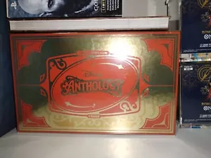 Disney Anthology Panini 2024, 1X BOX (707 Gr) + PROMO CARD steamboat Willie - Foto 1 di 2